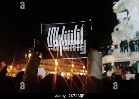 ©Jan Schmidt-Whitley/Le Pictorium/MAXPPP - Jan Schmidt-Whitley/Le Pictorium - 08/01/2015 - Frankreich / Paris - Une foule s'est spontanement reuni place de la Republique pour rendre Hommage aux victimes asseminees la veille le le le le 7 janvier 2015 A Paris par des assaillants lourdement armes, les freres Cherif et Said Kouachi. ILS ont revendiques l'attentat au nom de Al-Qaida dans la peninsule Arabique (AQPA). Les victimes de la tuerie sont les dessinateurs Cabu, Charb, Honore, Tignous et Wolinski, la psychanalyste Elsa Cayat, l'economiste Bernard Maris, le policier Franck Brinsolaro qui assurait la PR Stockfoto