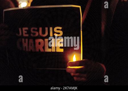 ©Jan Schmidt-Whitley/Le Pictorium/MAXPPP - Jan Schmidt-Whitley/Le Pictorium - 08/01/2015 - Frankreich / Paris - Une foule s'est spontanement reuni place de la Republique pour rendre Hommage aux victimes asseminees la veille le le le le 7 janvier 2015 A Paris par des assaillants lourdement armes, les freres Cherif et Said Kouachi. ILS ont revendiques l'attentat au nom de Al-Qaida dans la peninsule Arabique (AQPA). Les victimes de la tuerie sont les dessinateurs Cabu, Charb, Honore, Tignous et Wolinski, la psychanalyste Elsa Cayat, l'economiste Bernard Maris, le policier Franck Brinsolaro qui assurait la PR Stockfoto