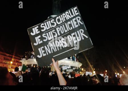 ©Jan Schmidt-Whitley/Le Pictorium/MAXPPP - Jan Schmidt-Whitley/Le Pictorium - 08/01/2015 - Frankreich / Paris - Une foule s'est spontanement reuni place de la Republique pour rendre Hommage aux victimes asseminees la veille le le le le 7 janvier 2015 A Paris par des assaillants lourdement armes, les freres Cherif et Said Kouachi. ILS ont revendiques l'attentat au nom de Al-Qaida dans la peninsule Arabique (AQPA). Les victimes de la tuerie sont les dessinateurs Cabu, Charb, Honore, Tignous et Wolinski, la psychanalyste Elsa Cayat, l'economiste Bernard Maris, le policier Franck Brinsolaro qui assurait la PR Stockfoto