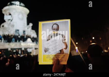 ©Jan Schmidt-Whitley/Le Pictorium/MAXPPP - Jan Schmidt-Whitley/Le Pictorium - 08/01/2015 - Frankreich / Paris - Une foule s'est spontanement reuni place de la Republique pour rendre Hommage aux victimes asseminees la veille le le le le 7 janvier 2015 A Paris par des assaillants lourdement armes, les freres Cherif et Said Kouachi. ILS ont revendiques l'attentat au nom de Al-Qaida dans la peninsule Arabique (AQPA). Les victimes de la tuerie sont les dessinateurs Cabu, Charb, Honore, Tignous et Wolinski, la psychanalyste Elsa Cayat, l'economiste Bernard Maris, le policier Franck Brinsolaro qui assurait la PR Stockfoto