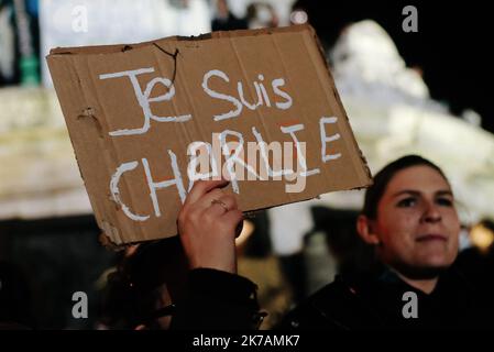 ©Jan Schmidt-Whitley/Le Pictorium/MAXPPP - Jan Schmidt-Whitley/Le Pictorium - 08/01/2015 - Frankreich / Paris - Une foule s'est spontanement reuni place de la Republique pour rendre Hommage aux victimes asseminees la veille le le le le 7 janvier 2015 A Paris par des assaillants lourdement armes, les freres Cherif et Said Kouachi. ILS ont revendiques l'attentat au nom de Al-Qaida dans la peninsule Arabique (AQPA). Les victimes de la tuerie sont les dessinateurs Cabu, Charb, Honore, Tignous et Wolinski, la psychanalyste Elsa Cayat, l'economiste Bernard Maris, le policier Franck Brinsolaro qui assurait la PR Stockfoto