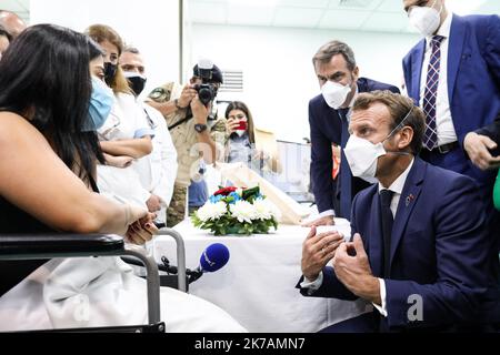 © Pool/Stéphane Lemouton/MAXPPP? Liban, Beyrouth, 2020/09/02 Präsident Emmanuel Macron besucht am 1. 2020. september das Universitätskrankenhaus Rafik Hariri in Beirut, Libanon Stockfoto