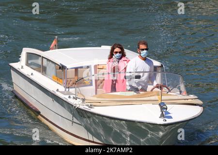 ©Pierre Teyssot/MAXPPP ; Ankunft der maskierten Gäste mit dem Boot vor der Eröffnungsfeier des Filmfestivals 77. in Venedig am 2. September 2020 im Lido in Venedig, Italien. â© Pierre Teyssot/Maxppp Stockfoto