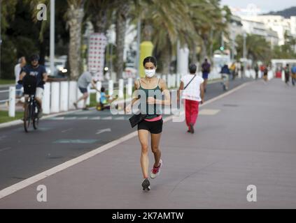 ©PHOTOPQR/NICE MATIN/Dylan Meiffret ; schön ; 02/09/2020 ; le Port du Masque est obligatoire pour les joggeurs , et pas pour les cyclistes . Nice, France, sept 2. 2020 - Covid-19 : das Tragen einer Maske ist für Jogger obligatorisch, nicht für Radfahrer. Stockfoto