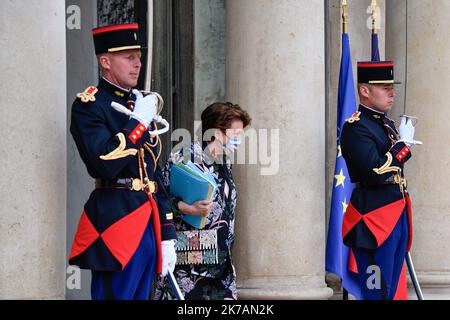 ©Julien Mattia / Le Pictorium/MAXPPP - Julien Mattia / Le Pictorium - 03/09/2020 - Frankreich / Ile-de-France / Paris - Mme Roselyne BACHELOT, Ministre de la Culture en sortie du Conseil des Ministres du .03 Septembre 2020. / 03/09/2020 - Frankreich / Ile-de-France (Region) / Paris - Frau Roselyne BACHELOT, Kulturministerin, verlässt am 03. September 2020 den Ministerrat. Stockfoto