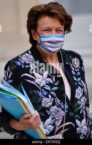 ©Julien Mattia / Le Pictorium/MAXPPP - Julien Mattia / Le Pictorium - 03/09/2020 - Frankreich / Ile-de-France / Paris - Mme Roselyne BACHELOT, Ministre de la Culture en sortie du Conseil des Ministres du .03 Septembre 2020. / 03/09/2020 - Frankreich / Ile-de-France (Region) / Paris - Frau Roselyne BACHELOT, Kulturministerin, verlässt am 03. September 2020 den Ministerrat. Stockfoto