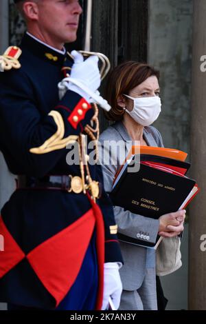 ©Julien Mattia / Le Pictorium/MAXPPP - Julien Mattia / Le Pictorium - 03/09/2020 - Frankreich / Ile-de-France / Paris - Mme Florence PARLY, Ministre des Armees en sortie du Conseil des Ministres du 03 Septembre 2020. / 03/09/2020 - Frankreich / Ile-de-France (Region) / Paris - Frau Florence PARLY, Ministerin der Streitkräfte beim Ausscheiden aus dem Ministerrat am 03. September 2020. Stockfoto