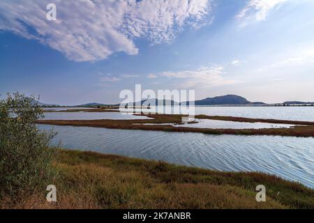 Blick auf die Lagune von gialova. Die Lagune von gialova ist eines der wichtigsten Feuchtgebiete in Europa. Griechenland. Stockfoto