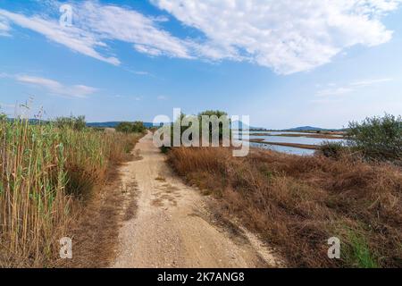 Blick auf die Lagune von gialova. Die Lagune von gialova ist eines der wichtigsten Feuchtgebiete in Europa. Griechenland. Stockfoto