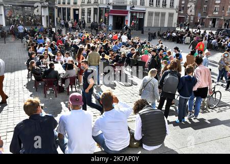 ©PHOTOPQR/VOIX DU Nord/PIERRE LE MASSON ; 05 09 2020 La vraie braderie de Lille n'ayant pas lieu, beaucoup de personnes se sont quand même déplacées pour venir participator à cette braderie de Substitution . Lille, Frankreich, Sept. 5. 2020 aufgrund des Coronavirus abgesagt, wird der größte Flohmarkt in Europa - BRADERIE DE LILLE 2020 - durch einen Clearance-Verkauf von Händlern am 5. Und 6. September 2020 ersetzt Stockfoto