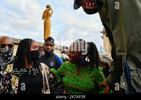 ©Julien Mattia / Le Pictorium/MAXPPP - Julien Mattia / Le Pictorium - 05/09/2020 - Frankreich / Ile-de-France / Paris - La deputee LFI, Daniele Obono, depeinte en esclave par le Magazine Valeurs Actuelles, presente a la Manifestation contre la racisme sur la place des droits de l'homme a Paris. / 05/09/2020 - Frankreich / Ile-de-France (Region) / Paris - der LFI-Abgeordnete Daniele Obono, der von der Zeitschrift Valeurs Actuelles als Sklave dargestellt wurde, war bei der Demonstration gegen Rassismus auf dem Menschenrechtsplatz in Paris anwesend. Stockfoto