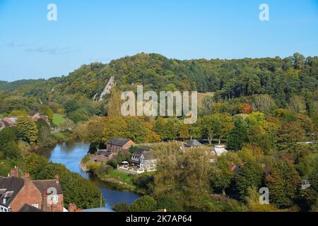 Blick auf die niedrige Stadt in Bridgnorth über den Fluss Severn mit herbstfarbenem Laub Stockfoto