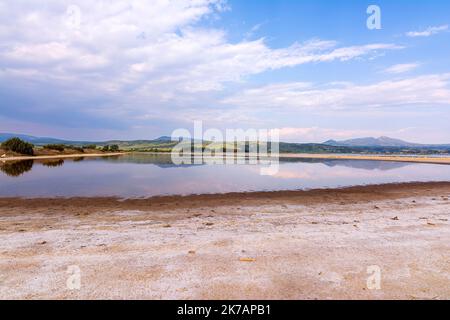 Blick auf die Lagune von gialova. Die Lagune von gialova ist eines der wichtigsten Feuchtgebiete in Europa. Griechenland. Stockfoto