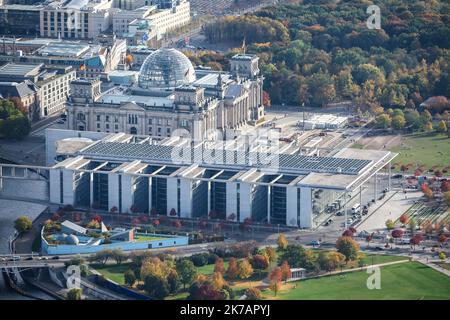 Berlin, Deutschland. 17. Oktober 2022. Der Reichstag, Sitz des Bundestages, und das Paul-Löbe-Haus im Regierungsbezirk, fotografiert von einem Hubschrauber aus. Quelle: Jan Woitas/dpa/Alamy Live News Stockfoto