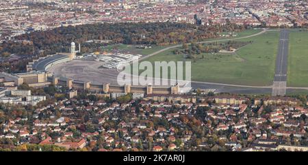 Berlin, Deutschland. 17. Oktober 2022. Der ehemalige Flughafen Tempelhof, heute das Tempelhofer Feld, wurde von einem Hubschrauber aus fotografiert. Quelle: Jan Woitas/dpa/Alamy Live News Stockfoto