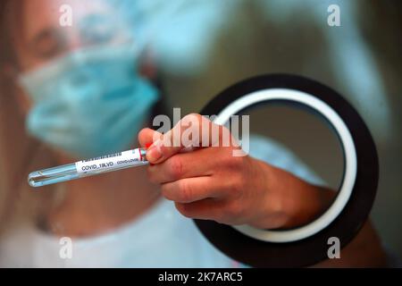 ©PHOTOPQR/L'EST REPUBLICAIN/Lionel VADAM ; Montbéliard ; 09/09/2020 ; Illustration - illuest - Centre de dépistage - Virus SARS-Cov-2 - Coronavirus - Covid-19 - Test virologique - Tests virologiques - RT PCR - écouvillonnage - épidémie - pandémie - prélèvement - Analyse - écouvillon naso pharynge - coton faux tige - positif - négatif - positifs - faux-positif - Taux - rebond épidémique - négatifs - positive - négativité - symptômes - se faire Tester - Augmentation des cas - cas contact - Contaminations - Contaminations - Contaminé - Contaminée - Contaminés - Contaminées - symptomat Stockfoto