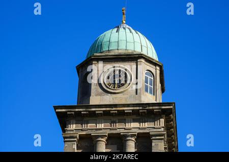 Der Uhrturm der St. Mary Magdelane Church in Bridgnorth, Shropshire, Großbritannien an einem sonnigen Tag mit blauem Himmel Stockfoto