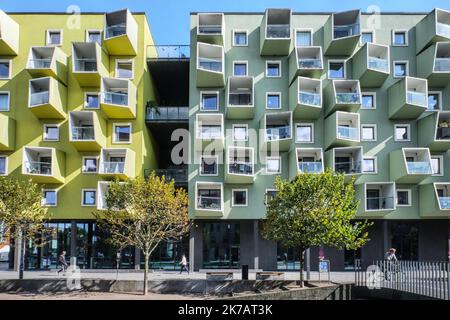 Kopenhagen, Dänemark - 2022. September: Moderne, grün-gelbe Würfelgebäude, Stadtteil Orestad, entworfen von JJW Arkitekter Ørestad Plejecenter, Senior Housing Stockfoto