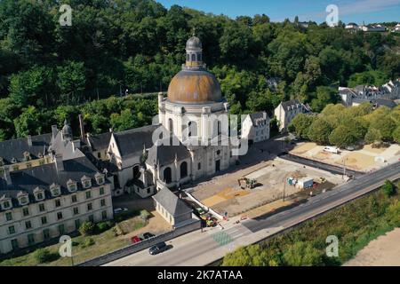 â©PHOTOPQR/LE COURRIER DE L'OUEST/Josselin Clair ; ; 11/09/2020 ; Angers; 11/09/2020; Photo en drone de la ville de Saumur; Notre Dame des Ardilliers. L'un des principaux lieux de pelerinage Ã la Vierge au XVIe et XVIie siecles. CE sanctuaire Royal a pour origine la dÃ©couverte d'une Pieta pres d'une source Reputee guerisseuse. Construction au cours du XVIie siecle d'une colossale rotonde classique, le plus Grand Dome de France avant la construction des Invalides. - 2020/09/11. Generische Luftaufnahmen von Saumur, westlich von Frankreich. Stockfoto