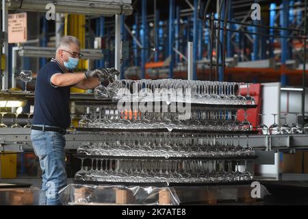 ©PHOTOPQR/VOIX DU Nord/Marc Demeure ; 11/09/2020 ; ARC International, Arques le 11/09/2020. Foto Marc Demeure/La Voix Du Nord. - Die Firma Arc - die größte Glasfabrik der Welt. ALS WELTWEIT FÜHRENDER ANBIETER VON GESCHIRR PRODUZIERT ARC HOCHWERTIGE, INNOVATIVE KOLLEKTIONEN MIT ELEGANTEM DESIGN. Stockfoto