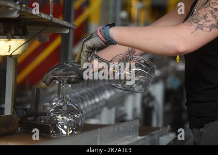 ©PHOTOPQR/VOIX DU Nord/Marc Demeure ; 11/09/2020 ; ARC International, Arques le 11/09/2020. Foto Marc Demeure/La Voix Du Nord. - Die Firma Arc - die größte Glasfabrik der Welt. ALS WELTWEIT FÜHRENDER ANBIETER VON GESCHIRR PRODUZIERT ARC HOCHWERTIGE, INNOVATIVE KOLLEKTIONEN MIT ELEGANTEM DESIGN. Stockfoto