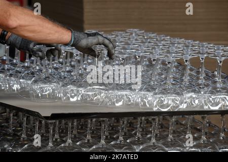 ©PHOTOPQR/VOIX DU Nord/Marc Demeure ; 11/09/2020 ; ARC International, Arques le 11/09/2020. Foto Marc Demeure/La Voix Du Nord. - Die Firma Arc - die größte Glasfabrik der Welt. ALS WELTWEIT FÜHRENDER ANBIETER VON GESCHIRR PRODUZIERT ARC HOCHWERTIGE, INNOVATIVE KOLLEKTIONEN MIT ELEGANTEM DESIGN. Stockfoto