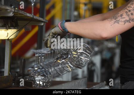 ©PHOTOPQR/VOIX DU Nord/Marc Demeure ; 11/09/2020 ; ARC International, Arques le 11/09/2020. Foto Marc Demeure/La Voix Du Nord. - Die Firma Arc - die größte Glasfabrik der Welt. ALS WELTWEIT FÜHRENDER ANBIETER VON GESCHIRR PRODUZIERT ARC HOCHWERTIGE, INNOVATIVE KOLLEKTIONEN MIT ELEGANTEM DESIGN. Stockfoto