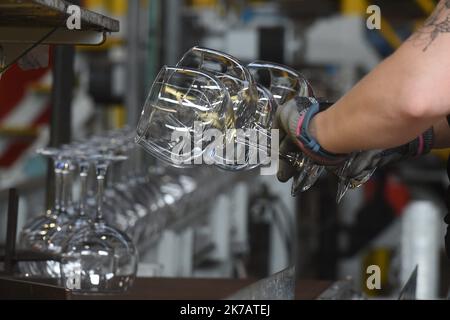 ©PHOTOPQR/VOIX DU Nord/Marc Demeure ; 11/09/2020 ; ARC International, Arques le 11/09/2020. Foto Marc Demeure/La Voix Du Nord. - Die Firma Arc - die größte Glasfabrik der Welt. ALS WELTWEIT FÜHRENDER ANBIETER VON GESCHIRR PRODUZIERT ARC HOCHWERTIGE, INNOVATIVE KOLLEKTIONEN MIT ELEGANTEM DESIGN. Stockfoto