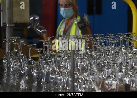 ©PHOTOPQR/VOIX DU Nord/Marc Demeure ; 11/09/2020 ; ARC International, Arques le 11/09/2020. Foto Marc Demeure/La Voix Du Nord. - Die Firma Arc - die größte Glasfabrik der Welt. ALS WELTWEIT FÜHRENDER ANBIETER VON GESCHIRR PRODUZIERT ARC HOCHWERTIGE, INNOVATIVE KOLLEKTIONEN MIT ELEGANTEM DESIGN. Stockfoto