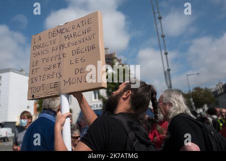 ©PHOTOPQR/OUEST FRANCE/QUEMENER YVES-MARIE ; Brest ; 12/09/2020 ; Manifestation des gilets jaunes à Brest. Une petite centaine de manifest se sont rassemblés Place de Strasbourg puis ont défilé vers la Place de la Liberté. Jean-Marie Bigard après avoir annoncé sa venue finalement n'était pas présent. Foto Yves-marie Quemener / Ouest-France - 2020/09/12. Gelbwesten Demonstrationen in Frankreich. Die Gelbwesten-Bewegung oder die Gelbwesten-Bewegung ist eine populistische, basisdemokratische Protestbewegung für wirtschaftliche Gerechtigkeit, die im Oktober 2018 in Frankreich begann. Stockfoto