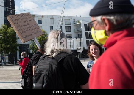 ©PHOTOPQR/OUEST FRANCE/QUEMENER YVES-MARIE ; Brest ; 12/09/2020 ; Manifestation des gilets jaunes à Brest. Une petite centaine de manifest se sont rassemblés Place de Strasbourg puis ont défilé vers la Place de la Liberté. Jean-Marie Bigard après avoir annoncé sa venue finalement n'était pas présent. Foto Yves-marie Quemener / Ouest-France - 2020/09/12. Gelbwesten Demonstrationen in Frankreich. Die Gelbwesten-Bewegung oder die Gelbwesten-Bewegung ist eine populistische, basisdemokratische Protestbewegung für wirtschaftliche Gerechtigkeit, die im Oktober 2018 in Frankreich begann. Stockfoto