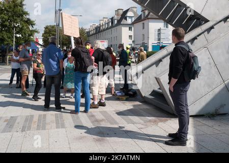 ©PHOTOPQR/OUEST FRANCE/QUEMENER YVES-MARIE ; Brest ; 12/09/2020 ; Manifestation des gilets jaunes à Brest. Une petite centaine de manifest se sont rassemblés Place de Strasbourg puis ont défilé vers la Place de la Liberté. Jean-Marie Bigard après avoir annoncé sa venue finalement n'était pas présent. Foto Yves-marie Quemener / Ouest-France - 2020/09/12. Gelbwesten Demonstrationen in Frankreich. Die Gelbwesten-Bewegung oder die Gelbwesten-Bewegung ist eine populistische, basisdemokratische Protestbewegung für wirtschaftliche Gerechtigkeit, die im Oktober 2018 in Frankreich begann. Stockfoto