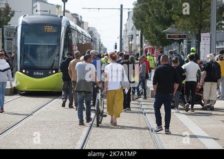 ©PHOTOPQR/OUEST FRANCE/QUEMENER YVES-MARIE ; Brest ; 12/09/2020 ; Manifestation des gilets jaunes à Brest. Une petite centaine de manifest se sont rassemblés Place de Strasbourg puis ont défilé vers la Place de la Liberté. Jean-Marie Bigard après avoir annoncé sa venue finalement n'était pas présent. Foto Yves-marie Quemener / Ouest-France - 2020/09/12. Gelbwesten Demonstrationen in Frankreich. Die Gelbwesten-Bewegung oder die Gelbwesten-Bewegung ist eine populistische, basisdemokratische Protestbewegung für wirtschaftliche Gerechtigkeit, die im Oktober 2018 in Frankreich begann. Stockfoto