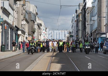 ©PHOTOPQR/OUEST FRANCE/QUEMENER YVES-MARIE ; Brest ; 12/09/2020 ; Manifestation des gilets jaunes à Brest. Une petite centaine de manifest se sont rassemblés Place de Strasbourg puis ont défilé vers la Place de la Liberté. Jean-Marie Bigard après avoir annoncé sa venue finalement n'était pas présent. Foto Yves-marie Quemener / Ouest-France - 2020/09/12. Gelbwesten Demonstrationen in Frankreich. Die Gelbwesten-Bewegung oder die Gelbwesten-Bewegung ist eine populistische, basisdemokratische Protestbewegung für wirtschaftliche Gerechtigkeit, die im Oktober 2018 in Frankreich begann. Stockfoto