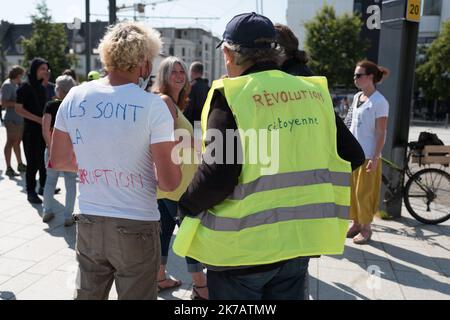 ©PHOTOPQR/OUEST FRANCE/QUEMENER YVES-MARIE ; Brest ; 12/09/2020 ; Manifestation des gilets jaunes à Brest. Une petite centaine de manifest se sont rassemblés Place de Strasbourg puis ont défilé vers la Place de la Liberté. Jean-Marie Bigard après avoir annoncé sa venue finalement n'était pas présent. Foto Yves-marie Quemener / Ouest-France - 2020/09/12. Gelbwesten Demonstrationen in Frankreich. Die Gelbwesten-Bewegung oder die Gelbwesten-Bewegung ist eine populistische, basisdemokratische Protestbewegung für wirtschaftliche Gerechtigkeit, die im Oktober 2018 in Frankreich begann. Stockfoto