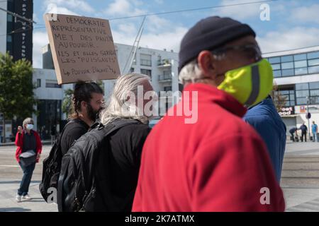 ©PHOTOPQR/OUEST FRANCE/QUEMENER YVES-MARIE ; Brest ; 12/09/2020 ; Manifestation des gilets jaunes à Brest. Une petite centaine de manifest se sont rassemblés Place de Strasbourg puis ont défilé vers la Place de la Liberté. Jean-Marie Bigard après avoir annoncé sa venue finalement n'était pas présent. Foto Yves-marie Quemener / Ouest-France - 2020/09/12. Gelbwesten Demonstrationen in Frankreich. Die Gelbwesten-Bewegung oder die Gelbwesten-Bewegung ist eine populistische, basisdemokratische Protestbewegung für wirtschaftliche Gerechtigkeit, die im Oktober 2018 in Frankreich begann. Stockfoto