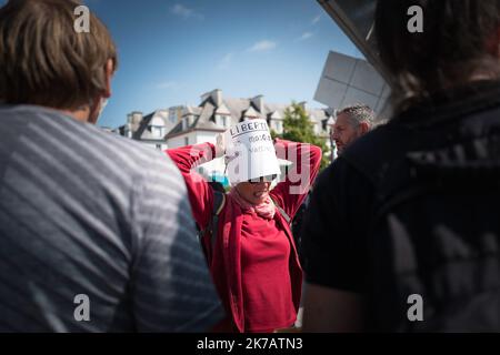 ©PHOTOPQR/OUEST FRANCE/QUEMENER YVES-MARIE ; Brest ; 12/09/2020 ; Manifestation des gilets jaunes à Brest. Une petite centaine de manifest se sont rassemblés Place de Strasbourg puis ont défilé vers la Place de la Liberté. Jean-Marie Bigard après avoir annoncé sa venue finalement n'était pas présent. Foto Yves-marie Quemener / Ouest-France - 2020/09/12. Gelbwesten Demonstrationen in Frankreich. Die Gelbwesten-Bewegung oder die Gelbwesten-Bewegung ist eine populistische, basisdemokratische Protestbewegung für wirtschaftliche Gerechtigkeit, die im Oktober 2018 in Frankreich begann. Stockfoto