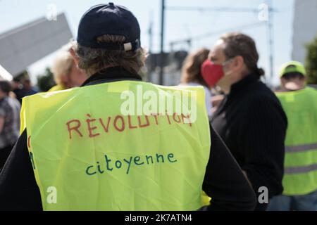 ©PHOTOPQR/OUEST FRANCE/QUEMENER YVES-MARIE ; Brest ; 12/09/2020 ; Manifestation des gilets jaunes à Brest. Une petite centaine de manifest se sont rassemblés Place de Strasbourg puis ont défilé vers la Place de la Liberté. Jean-Marie Bigard après avoir annoncé sa venue finalement n'était pas présent. Foto Yves-marie Quemener / Ouest-France - 2020/09/12. Gelbwesten Demonstrationen in Frankreich. Die Gelbwesten-Bewegung oder die Gelbwesten-Bewegung ist eine populistische, basisdemokratische Protestbewegung für wirtschaftliche Gerechtigkeit, die im Oktober 2018 in Frankreich begann. Stockfoto