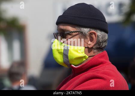 ©PHOTOPQR/OUEST FRANCE/QUEMENER YVES-MARIE ; Brest ; 12/09/2020 ; Manifestation des gilets jaunes à Brest. Une petite centaine de manifest se sont rassemblés Place de Strasbourg puis ont défilé vers la Place de la Liberté. Jean-Marie Bigard après avoir annoncé sa venue finalement n'était pas présent. Foto Yves-marie Quemener / Ouest-France - 2020/09/12. Gelbwesten Demonstrationen in Frankreich. Die Gelbwesten-Bewegung oder die Gelbwesten-Bewegung ist eine populistische, basisdemokratische Protestbewegung für wirtschaftliche Gerechtigkeit, die im Oktober 2018 in Frankreich begann. Stockfoto