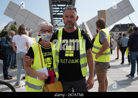 ©PHOTOPQR/OUEST FRANCE/QUEMENER YVES-MARIE ; Brest ; 12/09/2020 ; Manifestation des gilets jaunes à Brest. Une petite centaine de manifest se sont rassemblés Place de Strasbourg puis ont défilé vers la Place de la Liberté. Jean-Marie Bigard après avoir annoncé sa venue finalement n'était pas présent. Foto Yves-marie Quemener / Ouest-France - 2020/09/12. Gelbwesten Demonstrationen in Frankreich. Die Gelbwesten-Bewegung oder die Gelbwesten-Bewegung ist eine populistische, basisdemokratische Protestbewegung für wirtschaftliche Gerechtigkeit, die im Oktober 2018 in Frankreich begann. Stockfoto