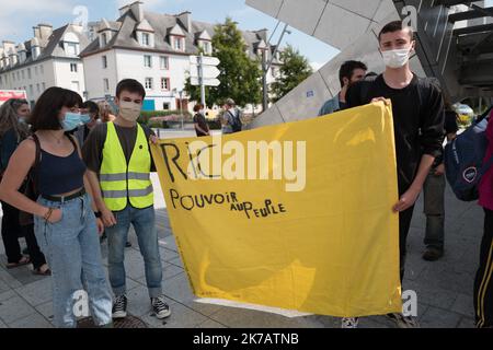 ©PHOTOPQR/OUEST FRANCE/QUEMENER YVES-MARIE ; Brest ; 12/09/2020 ; Manifestation des gilets jaunes à Brest. Une petite centaine de manifest se sont rassemblés Place de Strasbourg puis ont défilé vers la Place de la Liberté. Jean-Marie Bigard après avoir annoncé sa venue finalement n'était pas présent. Foto Yves-marie Quemener / Ouest-France - 2020/09/12. Gelbwesten Demonstrationen in Frankreich. Die Gelbwesten-Bewegung oder die Gelbwesten-Bewegung ist eine populistische, basisdemokratische Protestbewegung für wirtschaftliche Gerechtigkeit, die im Oktober 2018 in Frankreich begann. Stockfoto