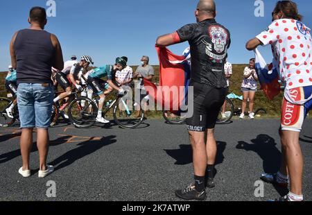 ©PHOTOPQR/LE PROGRES/Philippe VACHER - Chalmazel-Jeansagnière 12/09/2020 - Sport -Passage du peloton au sommet du col du Béal avec de nombreux Supporters . Etape Clermont Ferrand Lyon .Tour de France cycliste 2020. - 2020/09/12. Tour de France, Etappe 14. Stockfoto