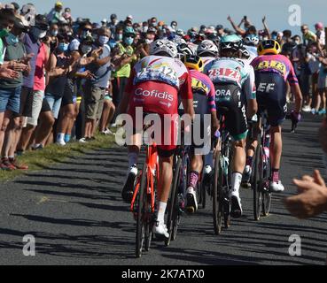 ©PHOTOPQR/LE PROGRES/Philippe VACHER - Chalmazel-Jeansagnière 12/09/2020 - Sport -Passage du Peloton et de Christophe Laporte au sommet du col du Béal avec de nombreux Supporters . Etape Clermont Ferrand Lyon .Tour de France cycliste 2020. - 2020/09/12. Tour de France, Etappe 14. Stockfoto