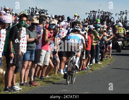 ©PHOTOPQR/LE PROGRES/Philippe VACHER - Chalmazel-Jeansagnière 12/09/2020 - Sport -Clément Venturi . Passage du peloton au sommet du col du Béal avec de nombreux Supporters . Etape Clermont Ferrand Lyon .Tour de France cycliste 2020. - 2020/09/12. Tour de France, Etappe 14. Stockfoto