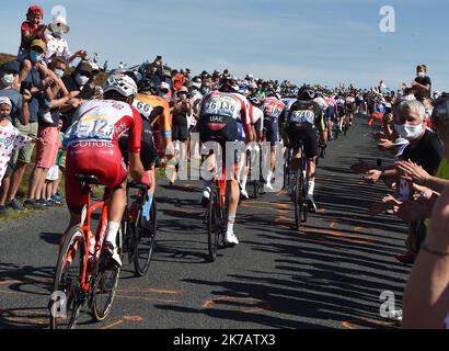 ©PHOTOPQR/LE PROGRES/Philippe VACHER - Chalmazel-Jeansagnière 12/09/2020 - Sport -Passage du peloton au sommet du col du Béal avec de nombreux Supporters . Etape Clermont Ferrand Lyon .Tour de France cycliste 2020. - 2020/09/12. Tour de France, Etappe 14. Stockfoto