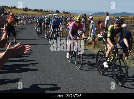 ©PHOTOPQR/LE PROGRES/Philippe VACHER - Chalmazel-Jeansagnière 12/09/2020 - Sport -Adam Yates en haut du col du Béal. Etape Clermont Ferrand Lyon .Tour de France cycliste 2020. - 2020/09/12. Tour de France, Etappe 14. Stockfoto