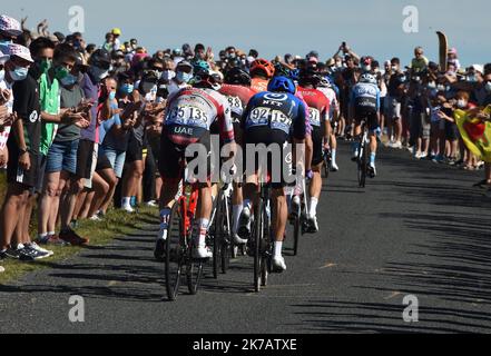 ©PHOTOPQR/LE PROGRES/Philippe VACHER - Chalmazel-Jeansagnière 12/09/2020 - Sport -Passage du peloton au sommet du col du Béal avec de nombreux Supporters . Etape Clermont Ferrand Lyon .Tour de France cycliste 2020. - 2020/09/12. Tour de France, Etappe 14. Stockfoto