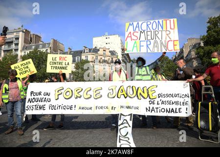 ©PHOTOPQR/LE PARISIEN/ARNAUD JOURNOIS ; PARIS ; 12/09/2020 ; MANIFESTATION DES GILETS JAUNES A PARIS LE 12 SEPTEMBRE 2020 - 2020/09/12. Gelbwesten Demonstrationen in Frankreich. Die Gelbwesten-Bewegung oder die Gelbwesten-Bewegung ist eine populistische, basisdemokratische Protestbewegung für wirtschaftliche Gerechtigkeit, die im Oktober 2018 in Frankreich begann. Stockfoto