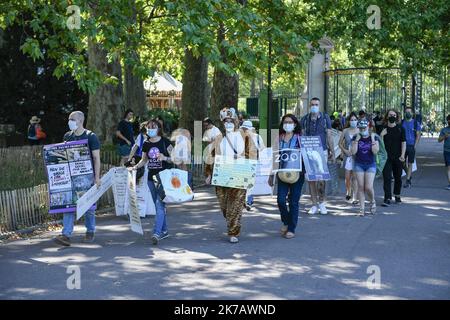 ©PHOTOPQR/LE PROGRES/Joël PHILIPPON - Lyon 13/09/2020 - Manif anti Zoo du Parc de la Tête d'Or à Lyon. 13 septembre 2020 -Manif anti Zoo du Parc de la Tête d'Or à Lyon. A l’Appel de l’Association Rando pour la planète, une Manifestation pacifique s'est tenue au Parc de la Tête d’Or pour alerter sur les conditions de captivité des animaux du Zoo et réclamer leur remise en liberté. - 2020/09/13. Anti-Zoo-Veranstaltung im Golden Head Park in Lyon. Auf den Aufruf des Vereins Rando pour la Planète hin wurde eine friedliche Demonstration abgehalten, um über die Bedingungen der Gefangenschaft der Tiere des Zos zu wachen Stockfoto