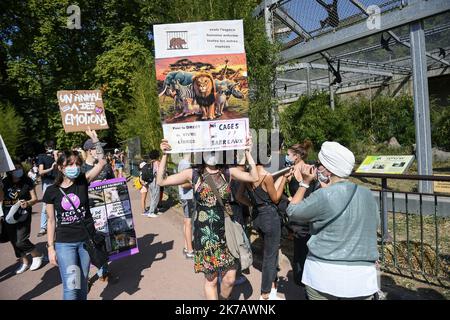 ©PHOTOPQR/LE PROGRES/Joël PHILIPPON - Lyon 13/09/2020 - Manif anti Zoo du Parc de la Tête d'Or à Lyon. 13 septembre 2020 -Manif anti Zoo du Parc de la Tête d'Or à Lyon. A l’Appel de l’Association Rando pour la planète, une Manifestation pacifique s'est tenue au Parc de la Tête d’Or pour alerter sur les conditions de captivité des animaux du Zoo et réclamer leur remise en liberté. - 2020/09/13. Anti-Zoo-Veranstaltung im Golden Head Park in Lyon. Auf den Aufruf des Vereins Rando pour la Planète hin wurde eine friedliche Demonstration abgehalten, um über die Bedingungen der Gefangenschaft der Tiere des Zos zu wachen Stockfoto